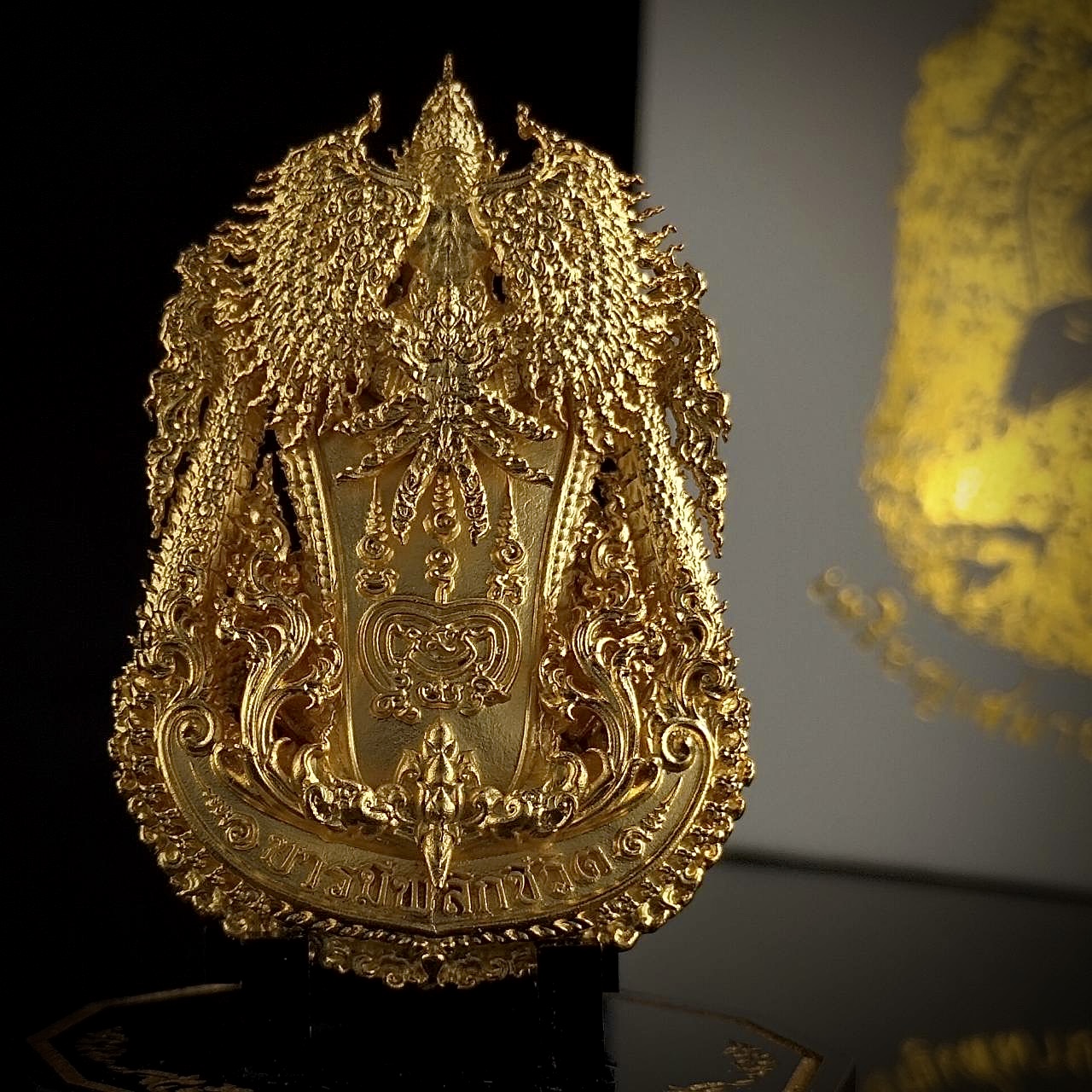 เหรียญเสมาบารมีพลิกชีวิตหลวงพ่อพัฒน์ รหัส 17 บรอนซ์ชุบทอง (พิเศษเลี่ยมกันน้ำให้ฟรี)