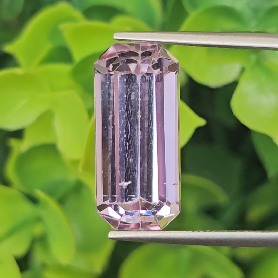 พลอย คุนไซท์ Kunzite 12.18 กะรัต (Cts.) พลอยแท้อัญมณีมงคล ประจําวันเกิด เครื่องประดับพลอย