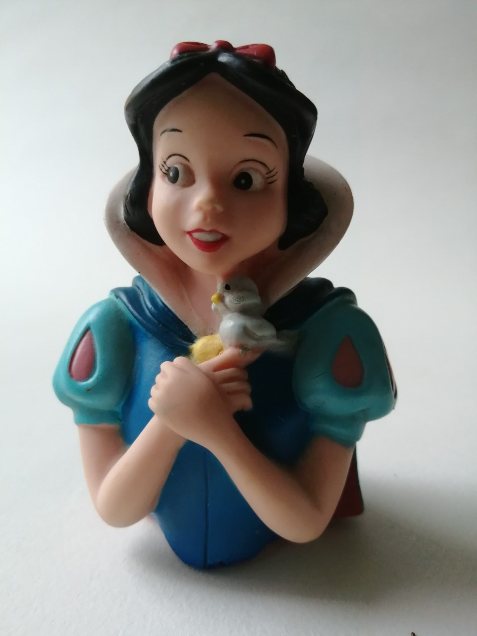 Disney Princess Snow White, bottle cap ของสะสมเจ้าหญิงสโนส์ไวท์ บรัชครึ่งตัวสโนว์ไวท์อุ้มนกสีขาว เป็นฝาขวดแชมพู รุ่นเก่าหน้าการ์ตูน ***งานเก่า มีตำหนิ ตามภาพ