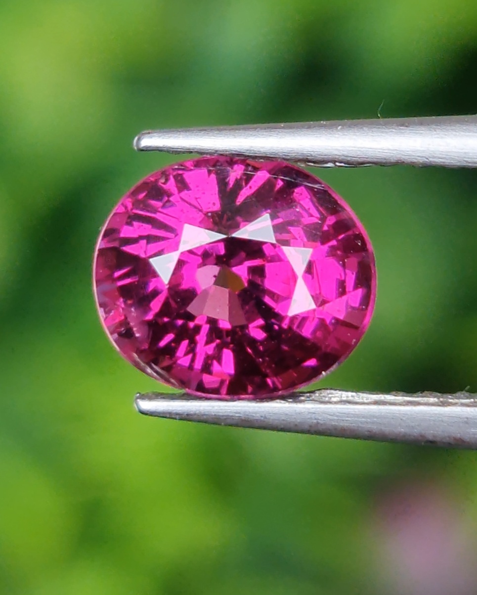 พลอย โรโดไลต์ กาเน็ท Rhodolite Garnet 1.54 กะรัต Cts.พลอยแท้ อัญมณีมงคลประจําวันเกิด เครื่องประดับพลอย