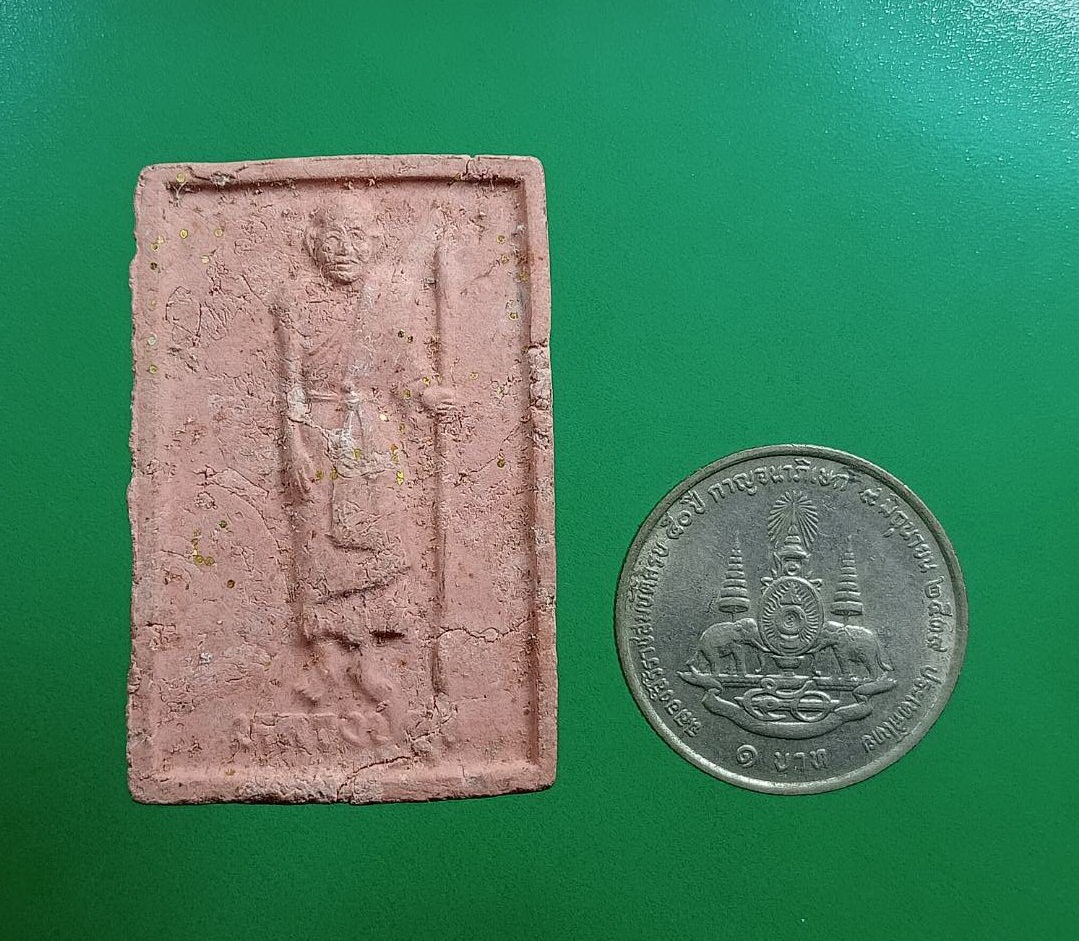 ผ2951 พระผง หลวงปู่ศุข วัดปากคลองมะขามเฒ่า จ.ชัยนาท หลังมณฑป รุ่นเนื้อกระเบื้องมณฑป ปี2546