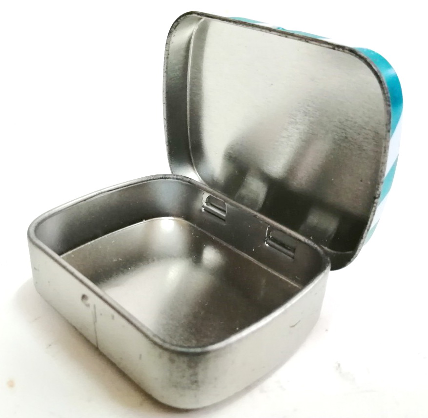 กล่องสังกะสี ลูกอมฟิชเชอร์แมนเฟรน รุ่นฝาเปิดปิด ลายเก่าสีเขียว กว้างยาวในราว 5×6 ซม.ของเก่าสะสมปัจจุบันหายาก มีตำหนิตามภาพ