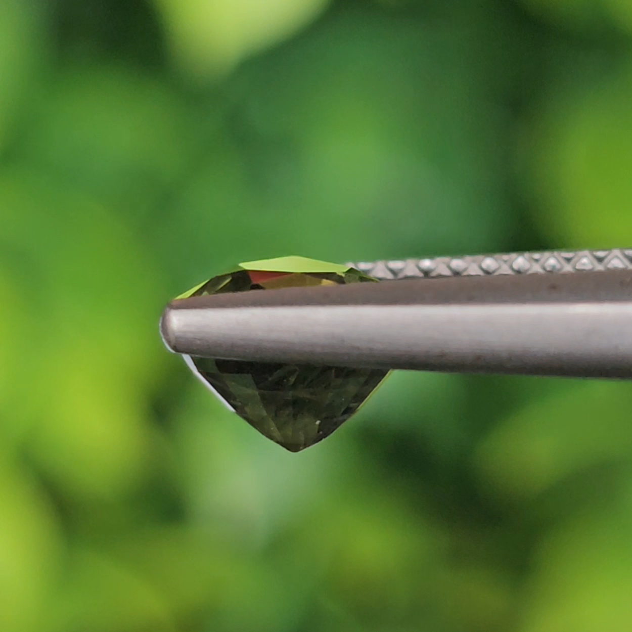 พลอย เขียวส่อง Green Sapphire 2.00 กะรัต (Cts.) พลอยแท้ อัญมณีมงคลประจําวันเกิด เครื่องประดับพลอย