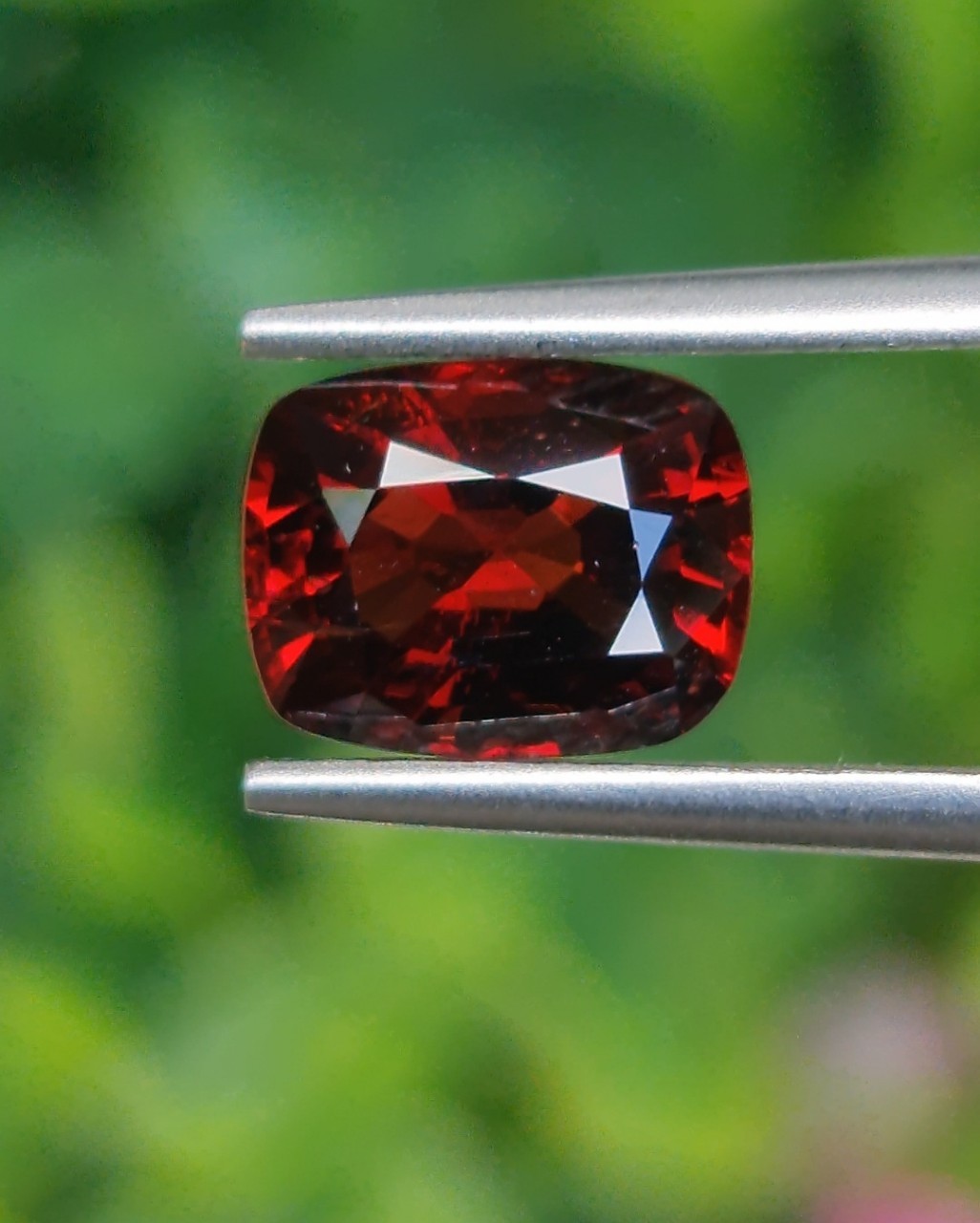 พลอย สปิเนล (Spinel) 2.05 กะรัต (Cts.) ดิบ (Unheated) พลอยแท้ อัญมณีมงคลประจําวันเกิด เครื่องประดับพลอย