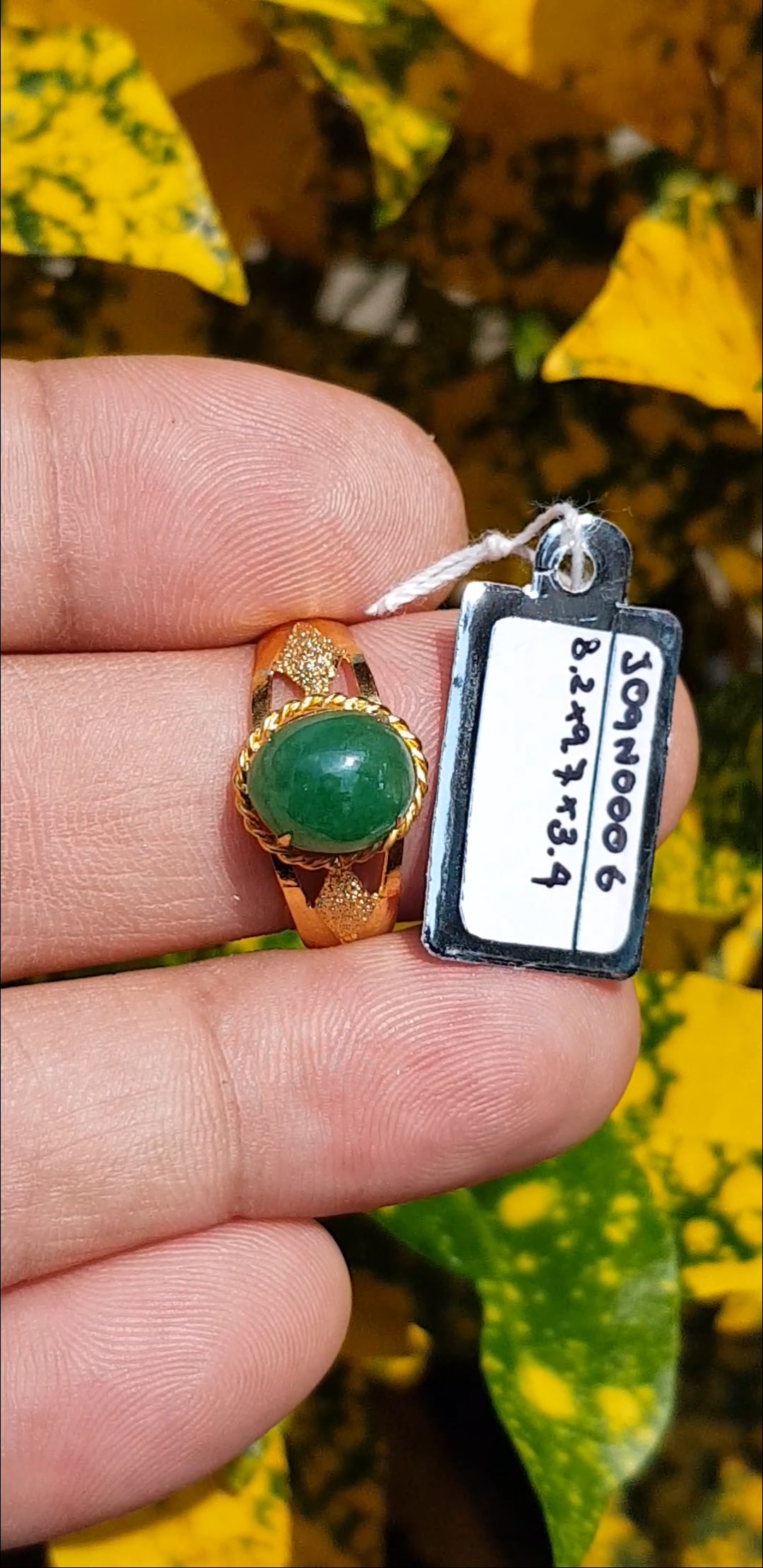 หยก พม่า แท้ Jade แหวนหยก 翡翠戒指 (Jadeite ring) ดิบ 2.19 กะรัต (Cts.) Size 58 ไม่ผ่านการปรับปรุง (Type A) พม่า (Myanmar)