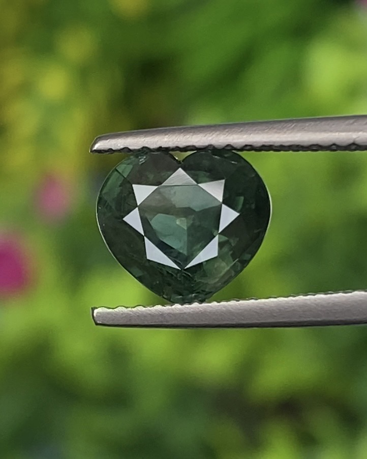 พลอย เขียวส่อง (Bluish Green Sapphire) 2.22 กะรัต (Cts.) พลอยแท้ อัญมณีมงคลประจําวันเกิด เครื่องประดับพลอย