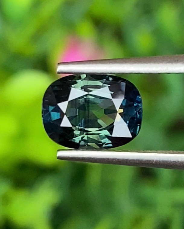 พลอย แซฟไฟร์ 3 สี Tri Color Sapphire 1.97 กะรัต Cts. พลอยแท้ อัญมณีมงคลประจําวันเกิด เครื่องประดับพลอย