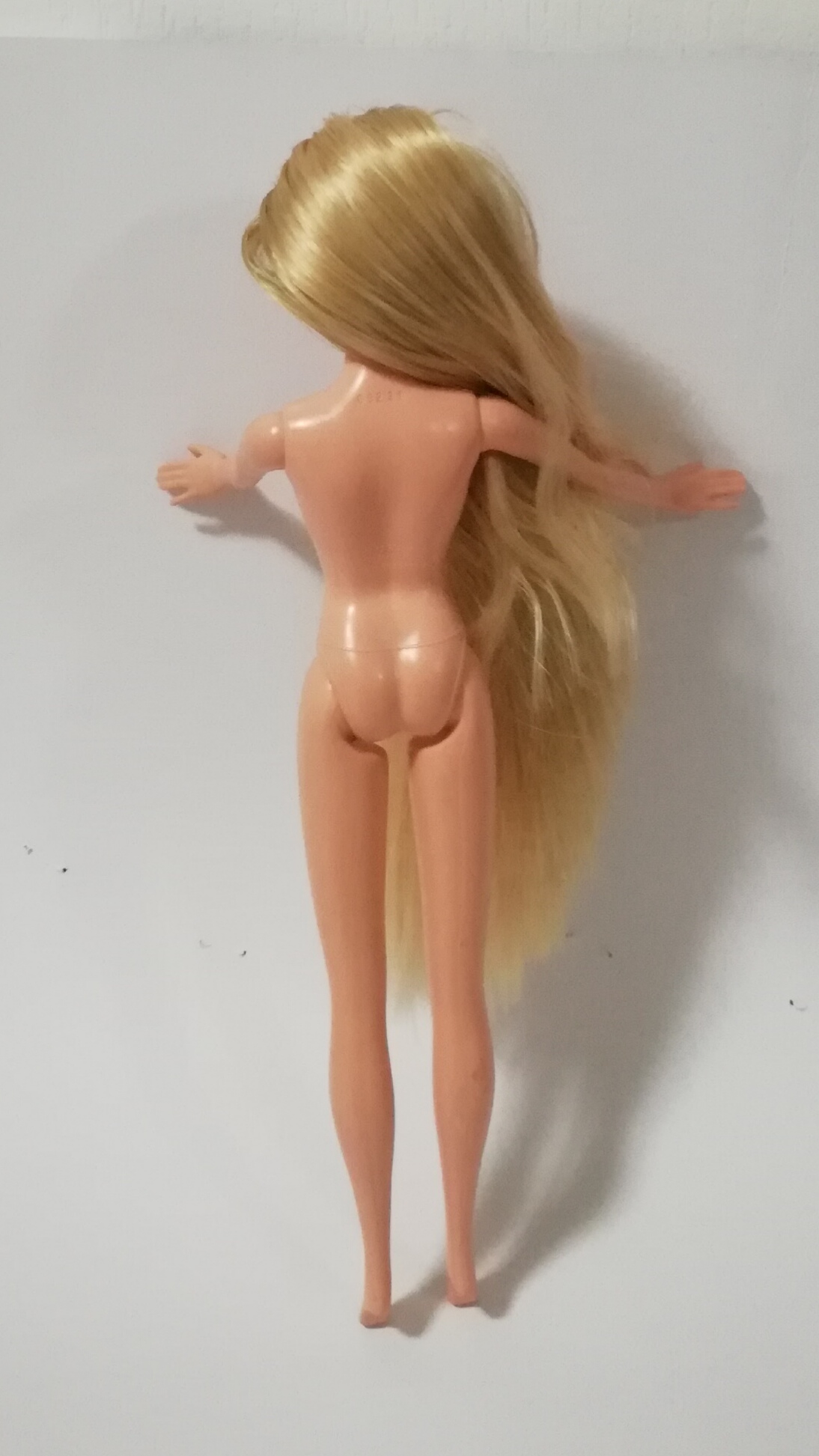 ตุ๊กตาบาร์บี้ เจ้าหญิงราพันเซล แถมชุด**แขนหลวมบ้าง Princess Rapunzel จากดิสนีย์ ปริ๊นเซส Disney Princess หน้าสวย ผมทองยาวสลวย รุ่นขาแข็ง หักงอไม่ได้ ของแท้แมทเทบปี 2012 Made in Indonesia, **ปลายผมมีตำหนิเล็กน้อยตามภาพ