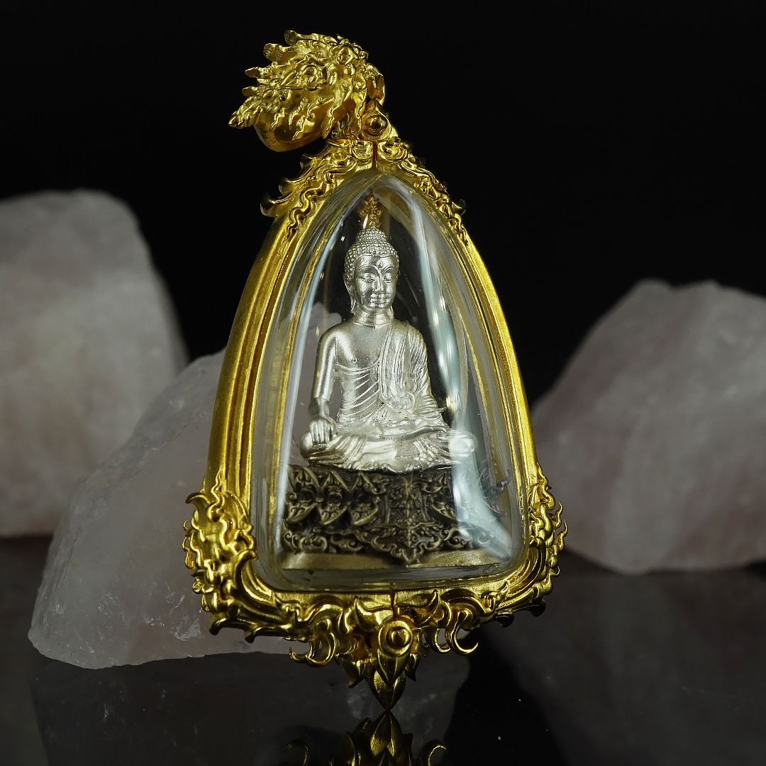 พระพุทธมีสุขยกฐานะ เนื้อบรอนซ์นอกรมซาติน องค์ชุบเงิน เกศาชุบทอง พร้อมเลี่ยมกรอบเนื้อบรอนซ์ชุบทอง