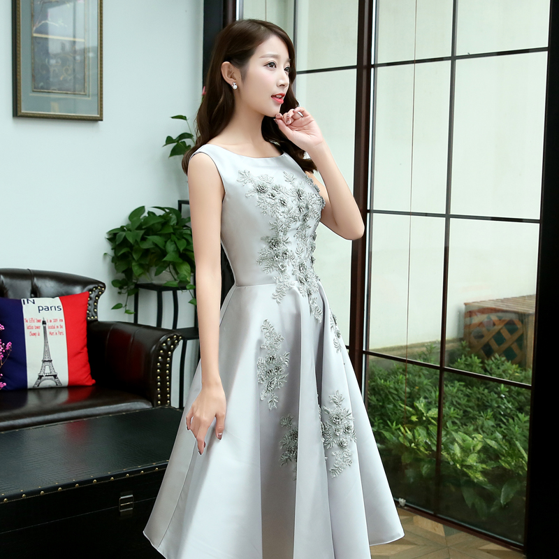 Pre-order ชุดราตรียาว แขนกุด ผ้าซาติน ปักดิ้นลายดอกไม้ช่วงอก เชือกผูกหลัง