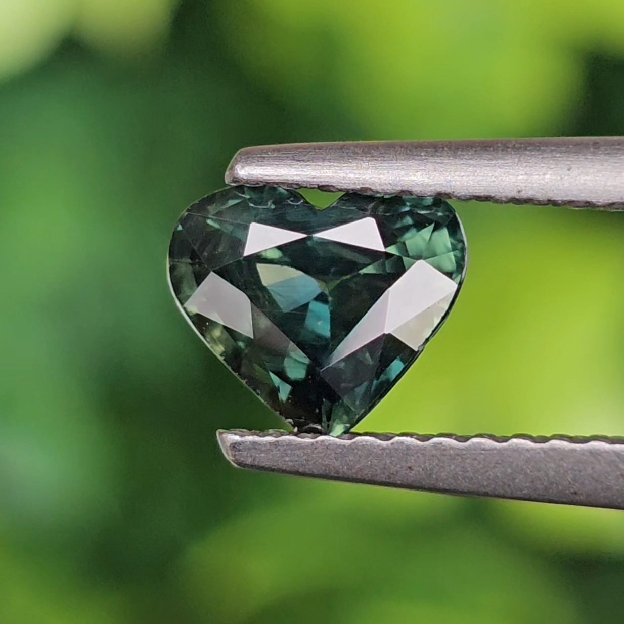 พลอย เขียวส่อง Green Sapphire 1.11 กะรัต (Cts.) พลอยแท้ อัญมณีมงคลประจําวันเกิด เครื่องประดับพลอย