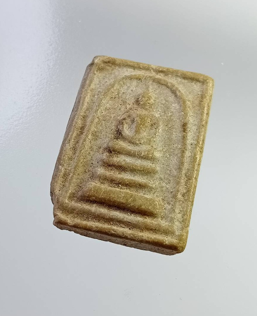 ผ2836 สมเด็จคะแนน ผงน้ำมัน หลังยันต์ห้า ไม่ทราบที่ครับ