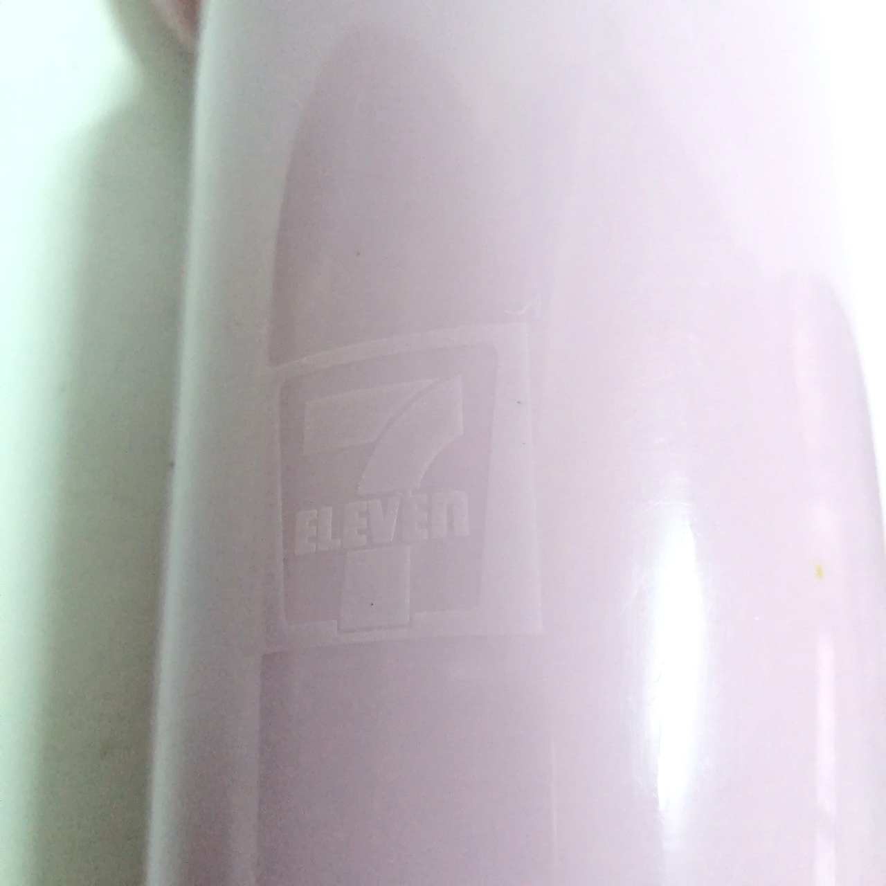 ของสะสมสติ๊ชสีม่วง เป็นฝาแก้วน้ำพลาสติกสีม่วง ลายสติซ จาก ลีโลแอนด์สติ๊ช Lelo and Stich งานสะสมเก่าจากเซเว่นอีเลฟเว่น