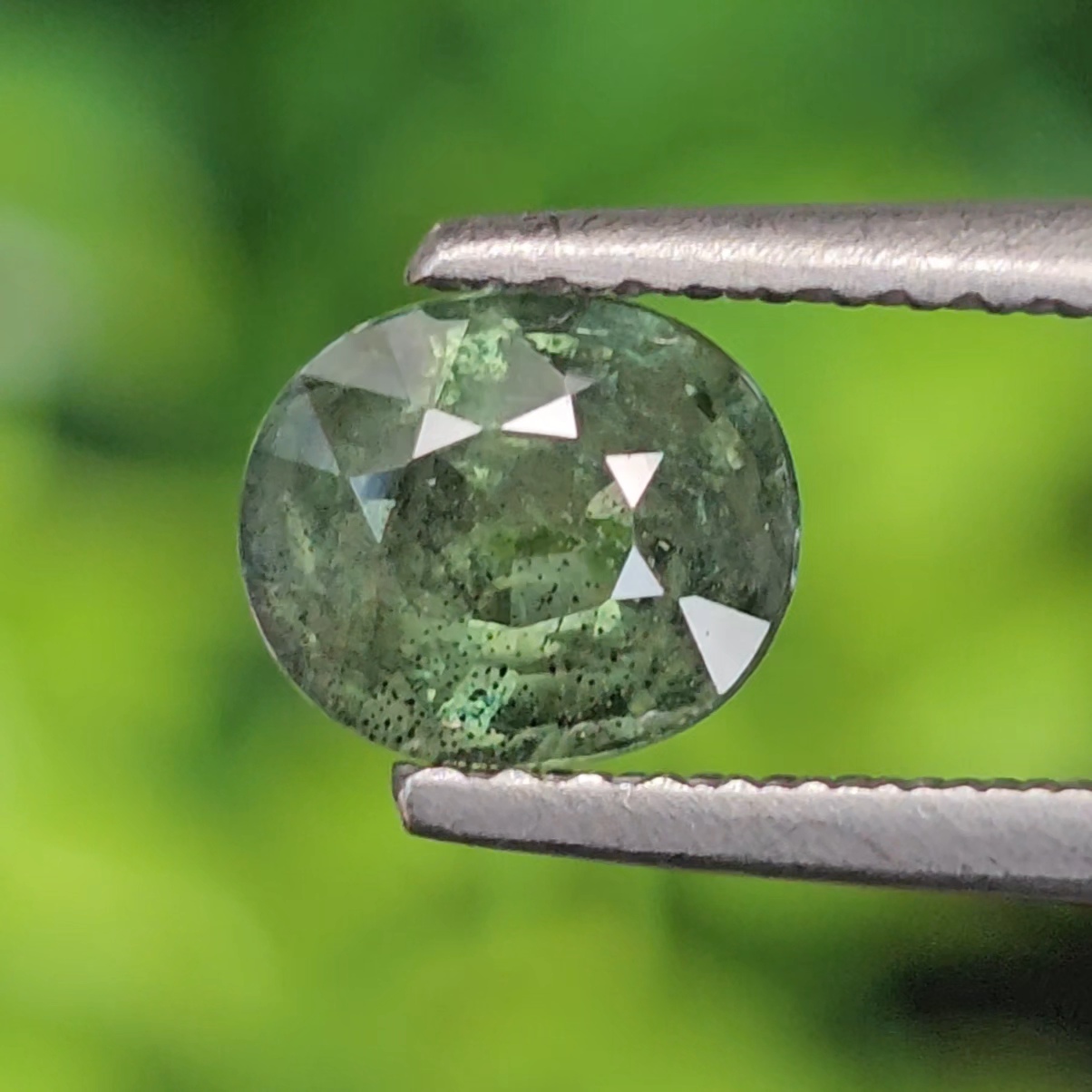 พลอย เขียวส่อง Green Sapphire 1.16 กะรัต (Cts.) พลอยแท้ อัญมณีมงคลประจําวันเกิด เครื่องประดับพลอย