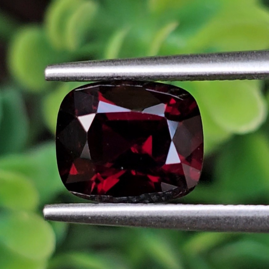พลอย สปิเนล (Spinel) 2.39 กะรัต (Cts.) ดิบ (Unheated) พลอยแท้ อัญมณีมงคลประจําวันเกิด เครื่องประดับพลอย