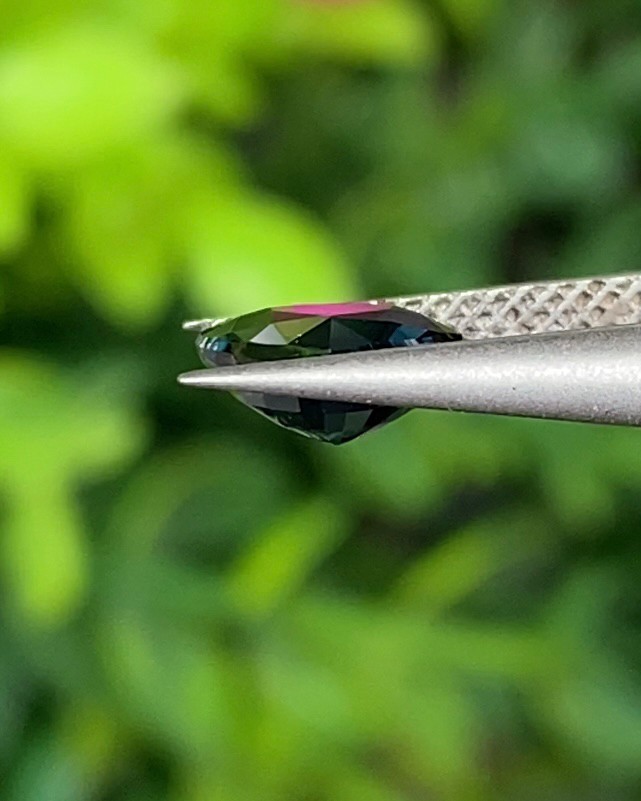 พลอย เขียวส่อง Green Sapphire 1.10 กะรัต (Cts.) ดิบ Unheated พร้อมใบเซอร์ พลอยแท้ อัญมณีมงคลประจําวันเกิด เครื่องประดับพลอย