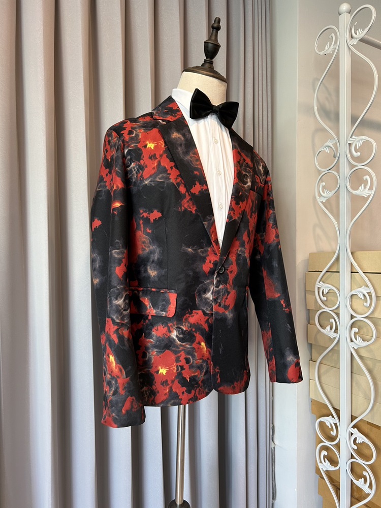 เช่า เสื้อสูทชาย สีแดงดำ พิมพ์ลายกราฟฟิก กับกางเกงสีดำ