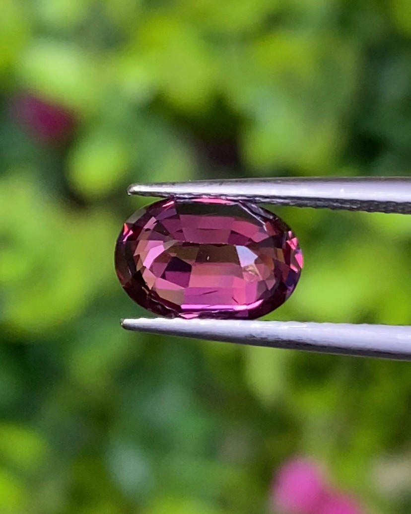 พลอย โรโดไลต์ กาเน็ท Rhodolite Garnet 2.09 กะรัต Cts.พลอยแท้ อัญมณีมงคลประจําวันเกิด เครื่องประดับพลอย