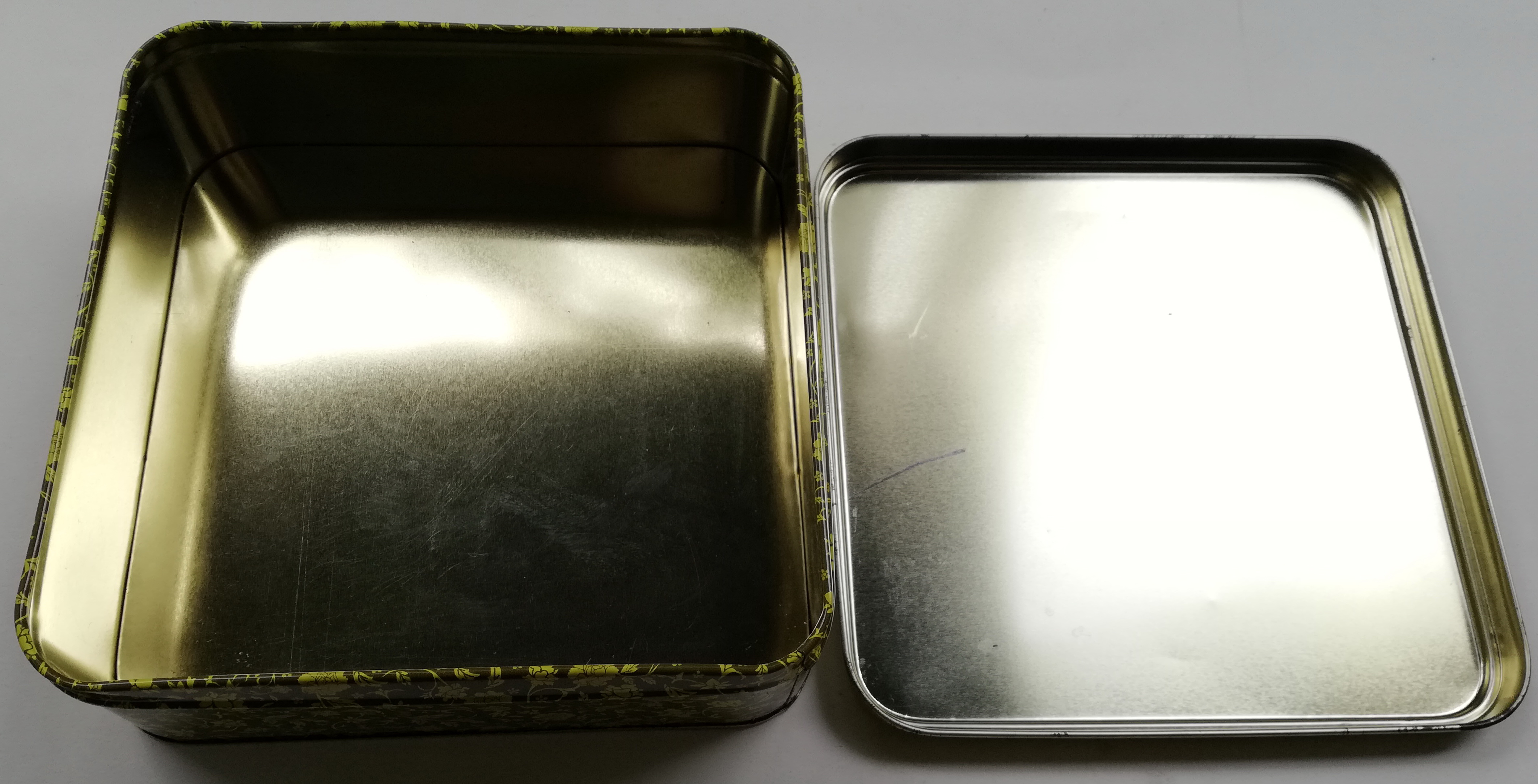 ของสะสม กล่องสังกะสี (กล่องโลหะ) กล่องขนมไหว้พระจันทร์สีเหลืองทอง ลายบ้านไทย และเรื่อสำเภากลางน้ำ ตรา กอกใจ