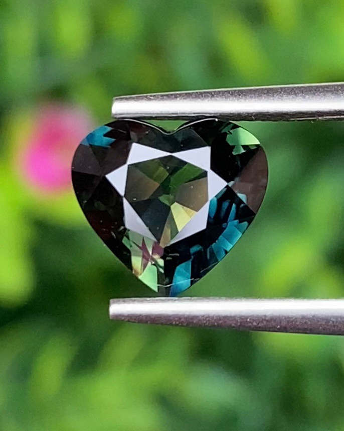 พลอย แซฟไฟร์ 3 สี Tricolor Sapphire 2.07 กะรัต (Cts.) ดิบ Unheated พร้อมใบเซอร์ พลอยแท้ อัญมณีมงคลประจําวันเกิด เครื่องประดับพลอย