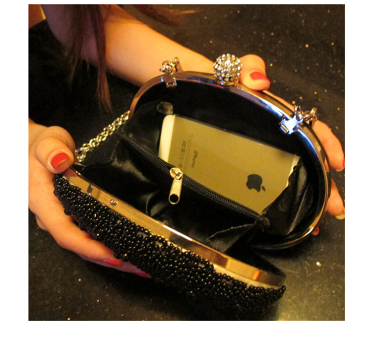 พร้อมส่ง Evening Clutch กระเป๋าออกงาน สีขาว แต่งลูปัดรมดำ จุกปิดสวยหรู ทรงรูปไข่ พร้อมสายสะพายยาว ไม่รวมที่จับถือ