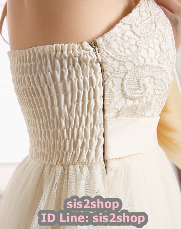 พร้อมส่ง ชุดเดรสสั้น เกาะอก ไหล่เดียวแต่งดอก เอวคาดโบว์ จับสม๊อกด้านหลัง สีครีม