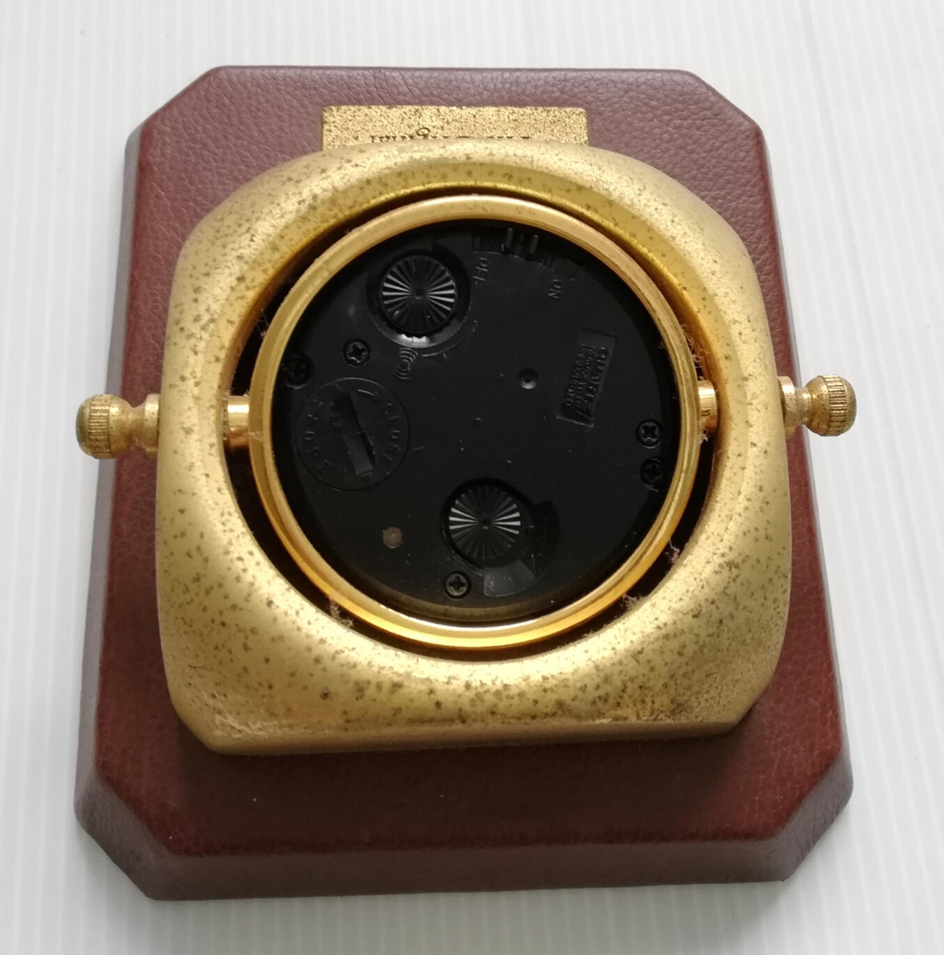 ของสะสม นาฬิกาเก่าจาก Hennessy X.O, The Original -Old Collectble Watch from Hennessy X.O, The Original ตัวเรือนเป็นเหล็ก ฐานรองสี่เหลี่ยมหุ้มหนัง PVC ด้านหลังบุกำมะหยี่, Its 'body is metal and the base coveted with PVC leather, back us Velvet, work