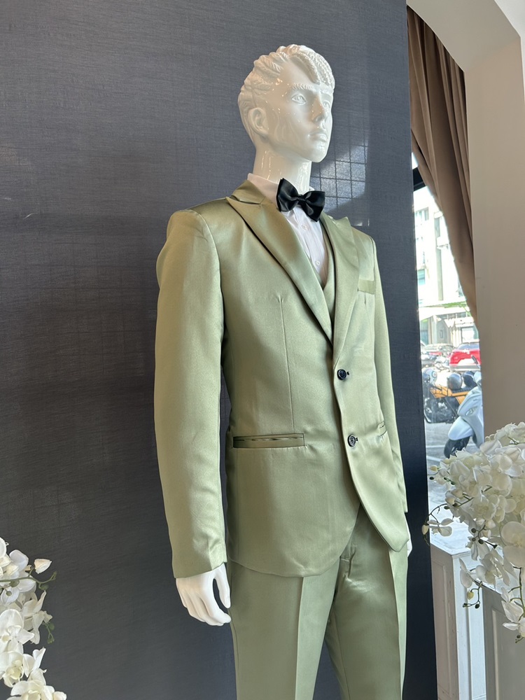 เช่า ชุดสูทสีเขียว คอแหลม 2 กระดุม พร้อมเสื้อกั๊ก