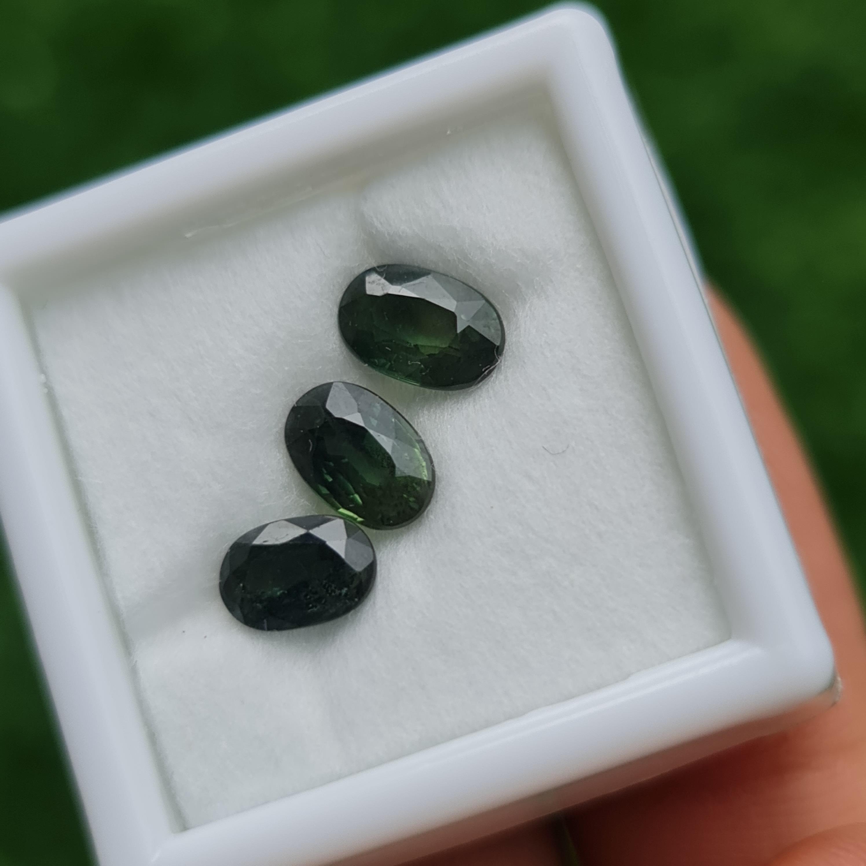 พลอย เขียวส่อง Green Sapphire 2.88 กะรัต (Cts.) 3 เม็ด (Pcs.) พลอยแท้ อัญมณีมงคลประจําวันเกิด เครื่องประดับพลอย