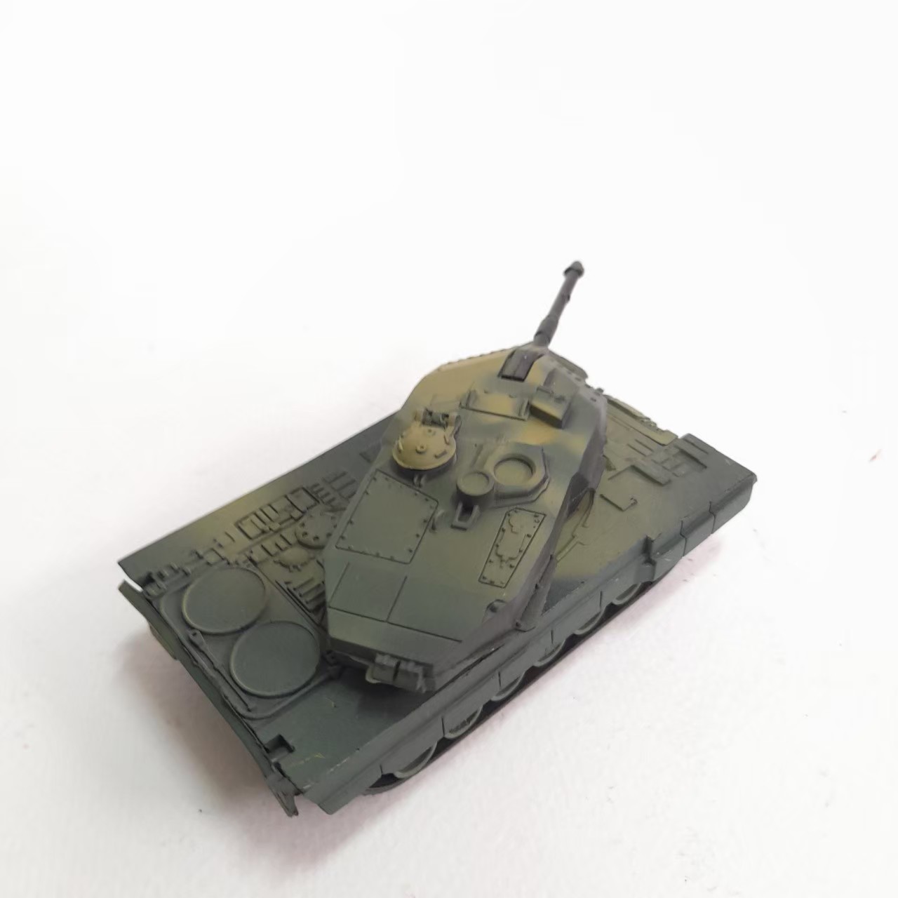 มีหลายภาพ,รถถังพลาสติกสำเร็จรูป leopard 2 ทำสีแล้ว งานเก่า มือสอง สภาพดี มีรอยบ้าง