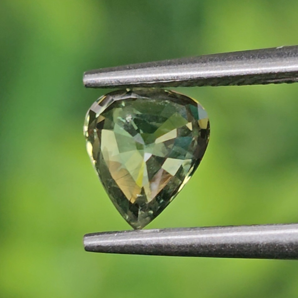 พลอย เขียวส่อง Green Sapphire 1.09 กะรัต (Cts.) พลอยแท้ อัญมณีมงคลประจําวันเกิด เครื่องประดับพลอย