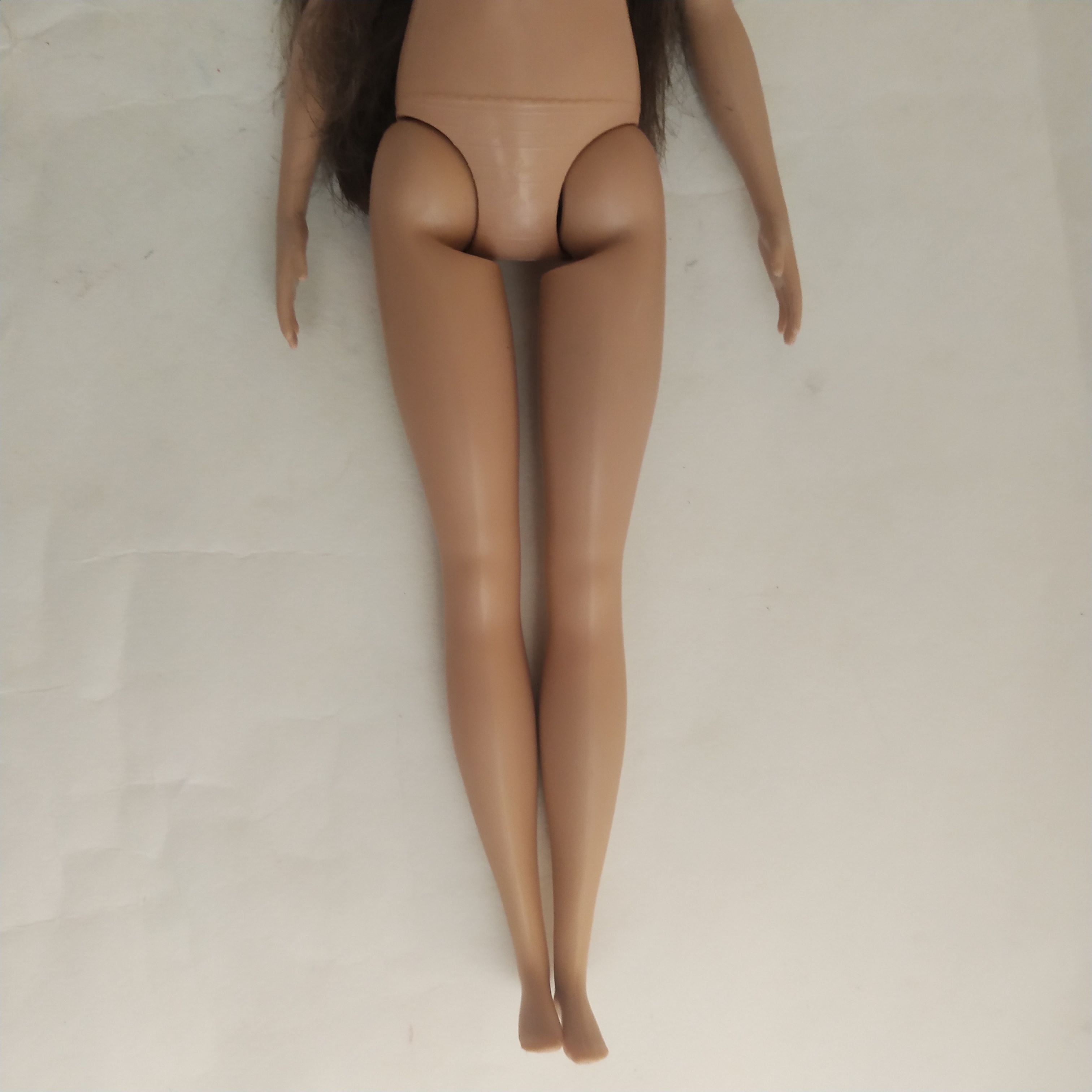 ตุ๊กตาบาร์บี้ **มีรอยบ้างที่ท้อง, ตุ๊กตาขาแข็งไม่ได้ รุ่นอกแบนไม่มีเอว ผมยาวสลวย ผิวเข้ม 2018 Mattel Indonesia