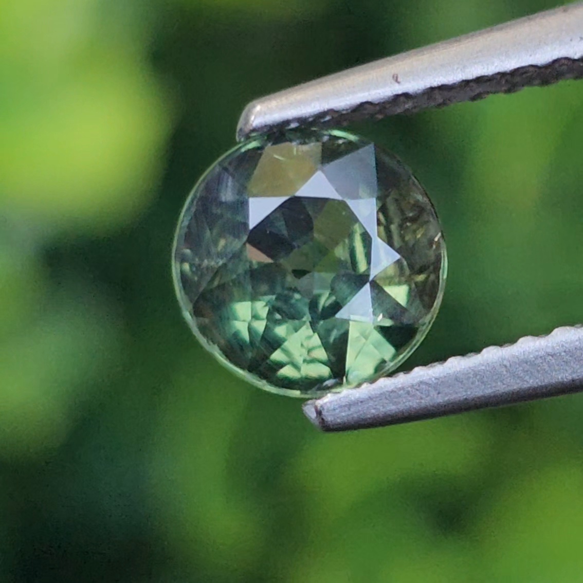 พลอย เขียวส่อง (Green Sapphire) 1.02 กะรัต (Cts.) พลอยแท้ อัญมณีมงคลประจําวันเกิด เครื่องประดับพลอย