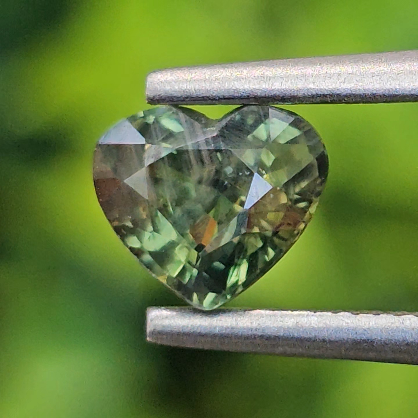 พลอย เขียวส่อง Green Sapphire 1.05 กะรัต (Cts.) พลอยแท้ อัญมณีมงคลประจําวันเกิด เครื่องประดับพลอย