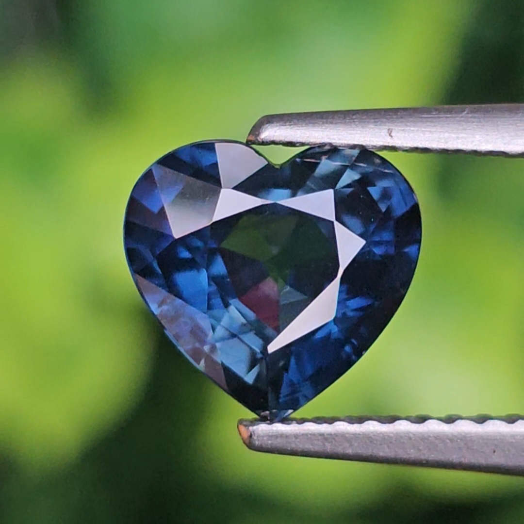 พลอย ไพลิน (Blue Sapphire) 2.21 กะรัต (Cts.) พลอยแท้ อัญมณีมงคลประจําวันเกิด เครื่องประดับพลอย