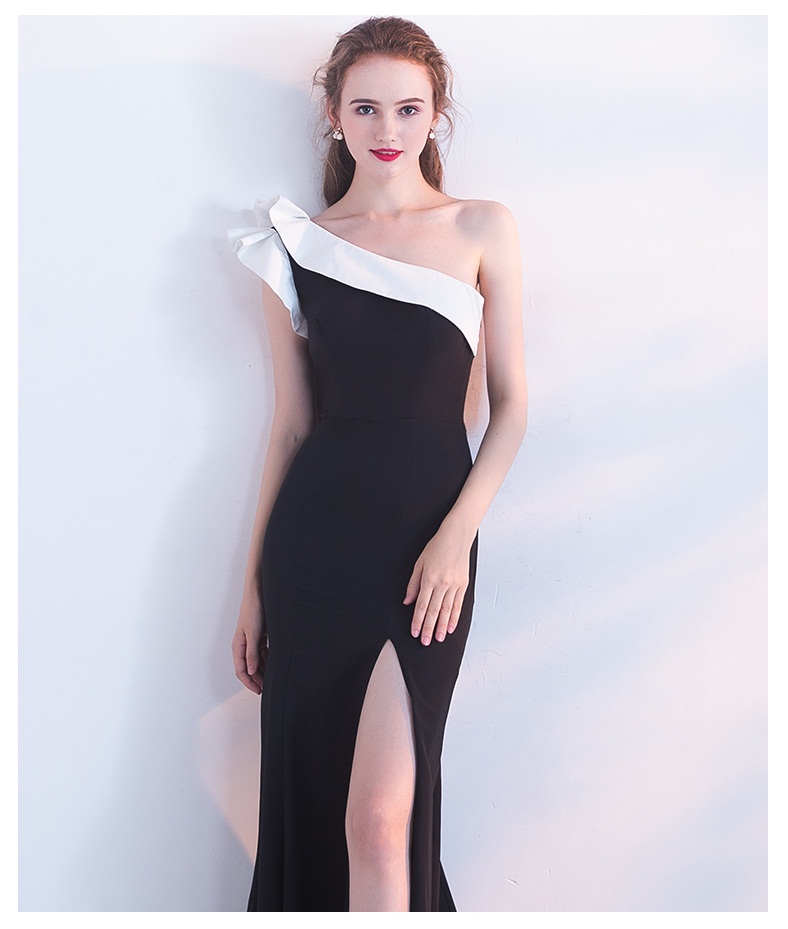 ชุดราตรียาวไหล่เดียว แต่งระบาย สีดำ ทรงเข้ารูป แบบเก๋ (ซิปหลัง)