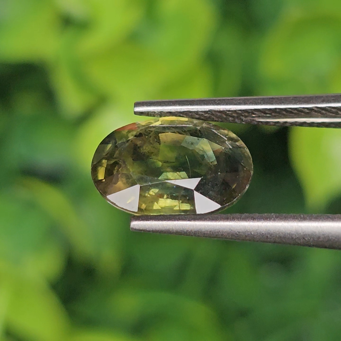 พลอย เขียวส่อง Green Sapphire 2.87 กะรัต (Cts.) พลอยแท้ อัญมณีมงคลประจําวันเกิด เครื่องประดับพลอย