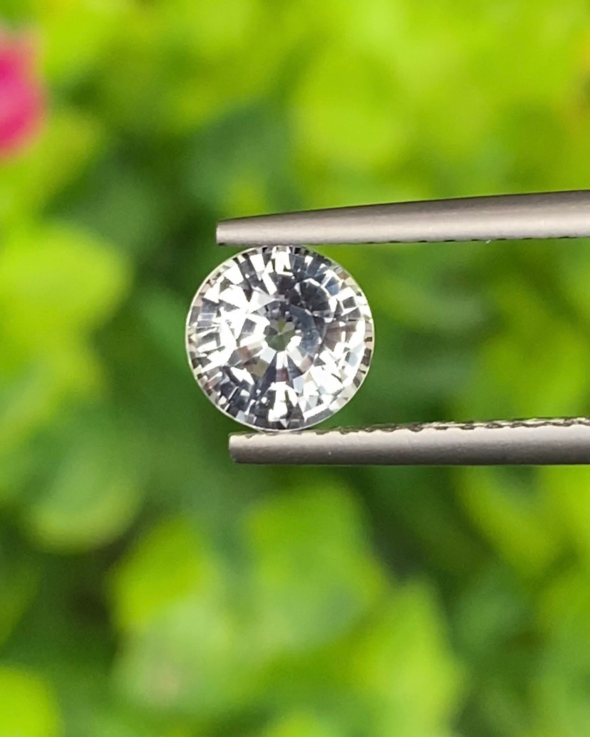 พลอย ไวท์ แซฟไฟร์ (White/Colorless Sapphire) 1.21 กะรัต Cts. ดิบ Unheated พร้อมใบเซอร์ (พลอยฝากขาย) พลอยแท้ อัญมณีมงคลประจําวันเกิด เครื่องประดับพลอย