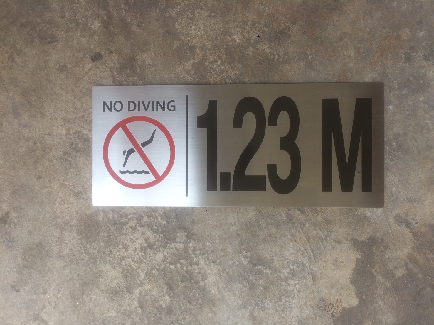 ป้ายแสตนเลสแฮร์ไลน์ กัดกรด - ความลึกสระน้ำ