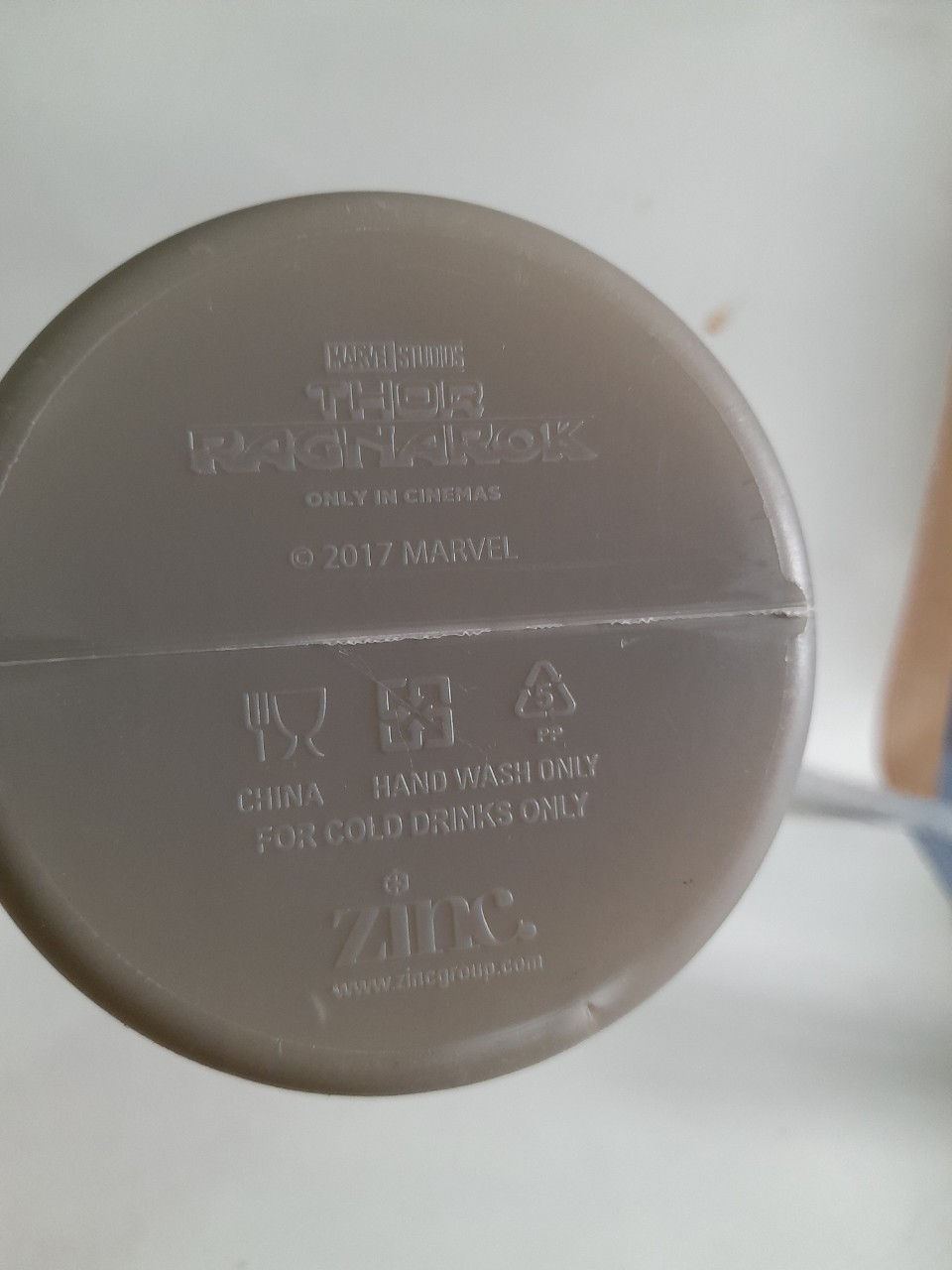 มีหลายภาพ ฆ้อนธอว์ Thor จาก ภาค Ragnarok `งานพรีเมี่ยมโรงหนัง ขนาดตามภาพ ใส่น้ำหรือเป็นออมสิน ของมีตามภาพ