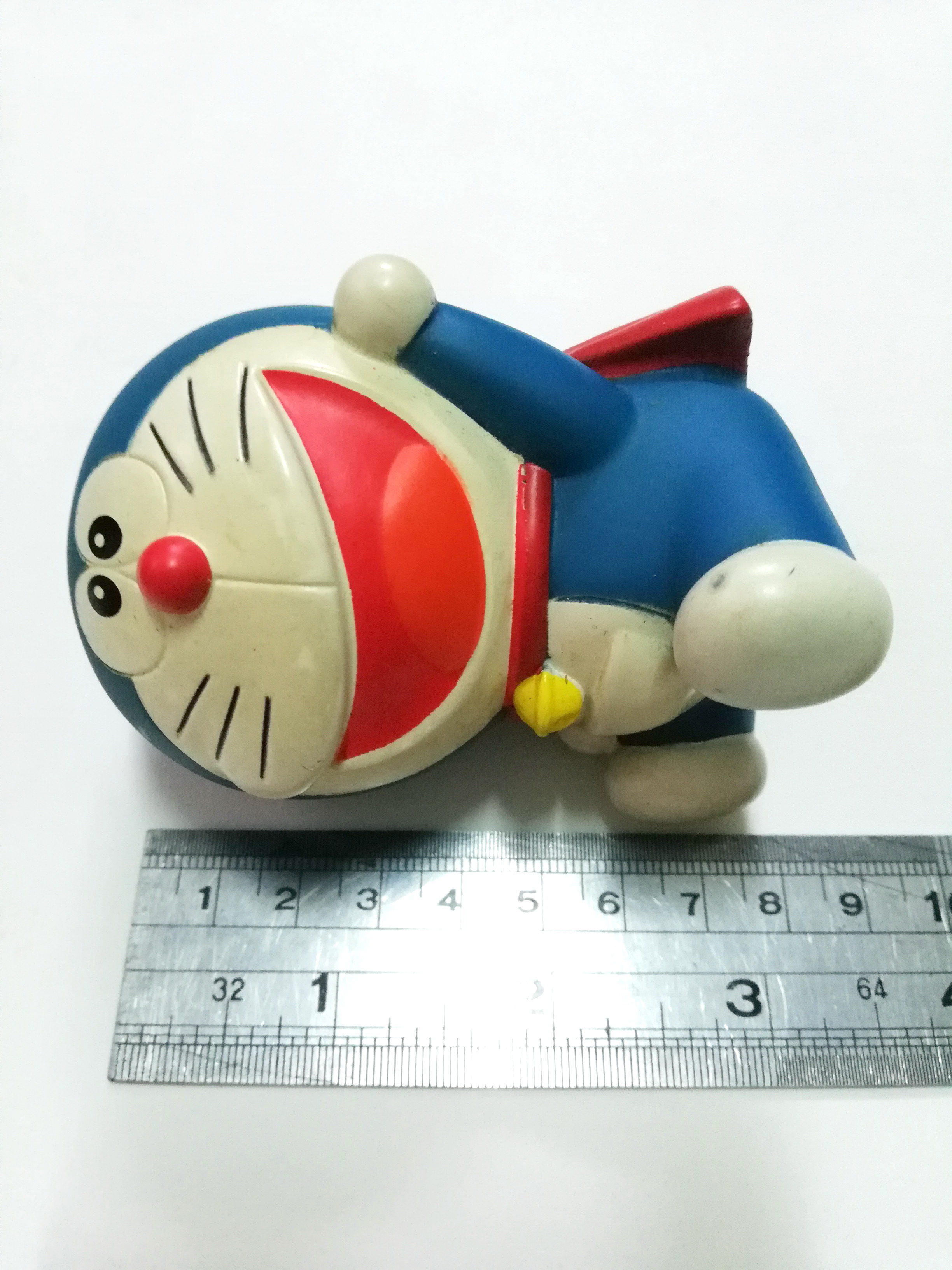 ของสะสม ซอฟโดเรม่อน ** มีตำหนิ โปรดตรวจสอบทุกภาพ โดเรม่อน โดราเอม่อนสวมผ้าคลุมสีแดง