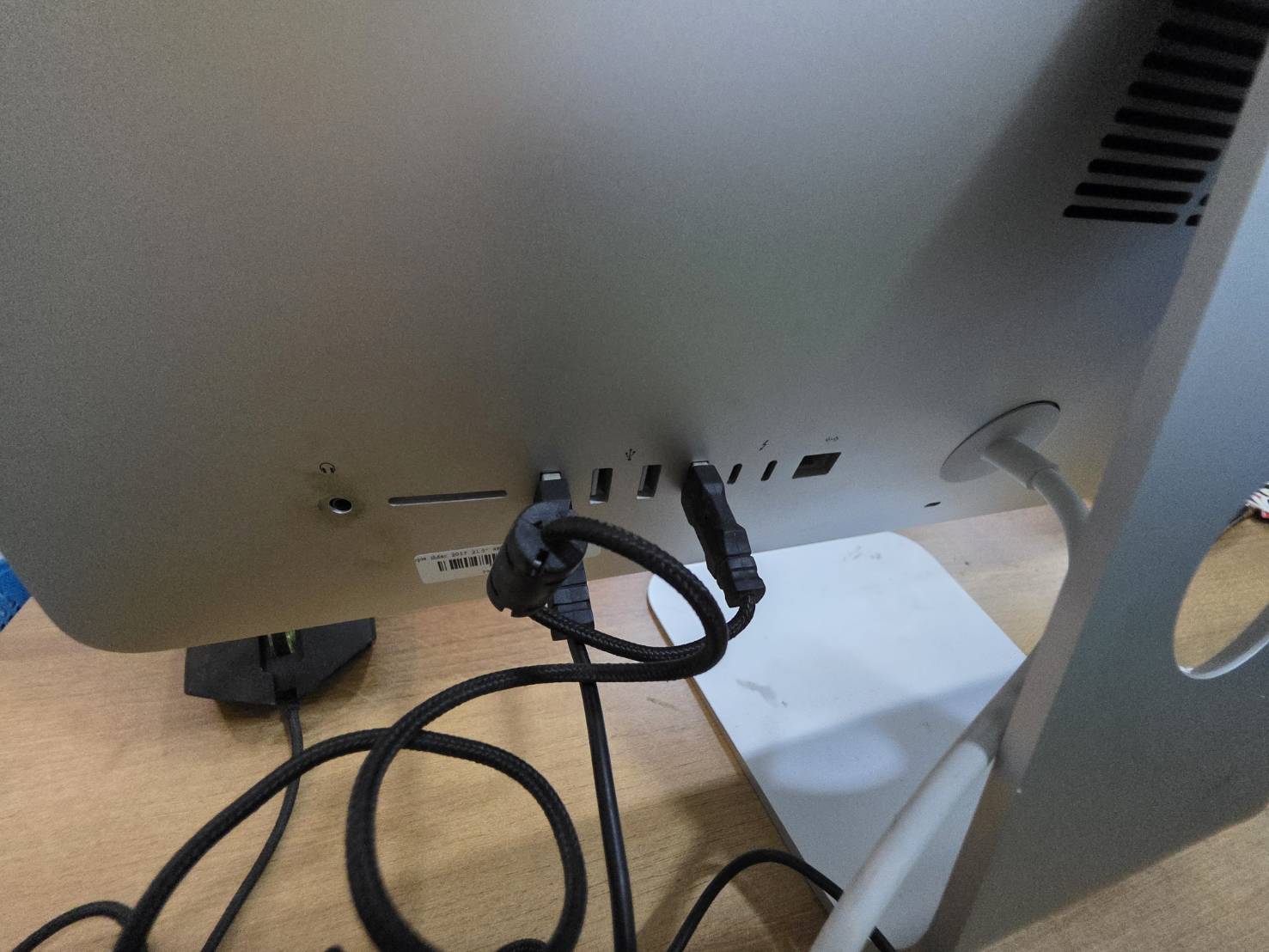 Apple iMac 2017 21.5" 4K (i5-7400/8GB/HDD 1TB/Pro 555 2GB) จอออกชมพูเส้นบางมาก ๆๆ แทบไม่เห็น