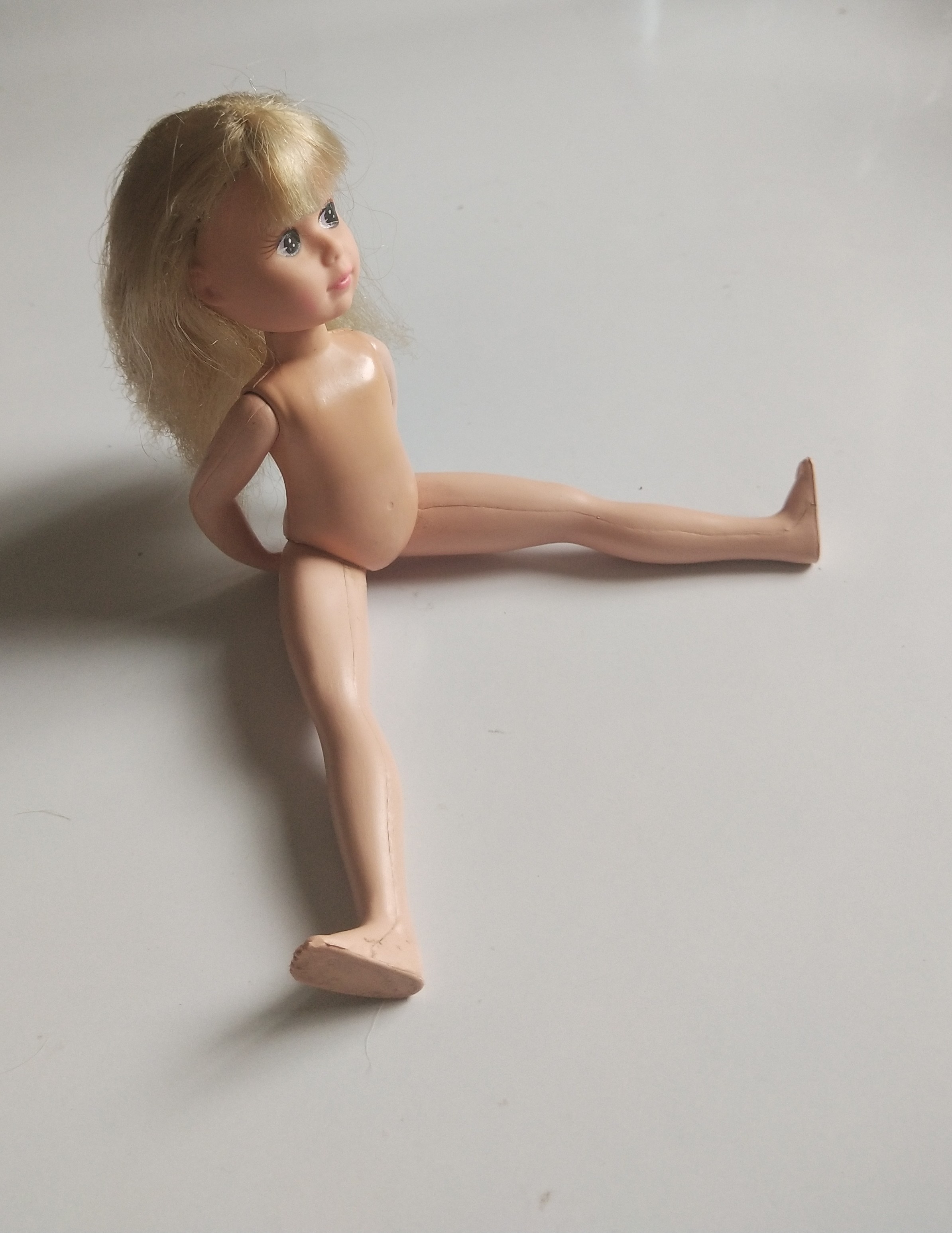 มีหลายภาพ **ผมหายบางส่วน ตุ๊กตาเด็ก มีตำหนิตามภาพ มือทำท่าอุ้ม ขากางได้มาก แบรนด์ CREATA