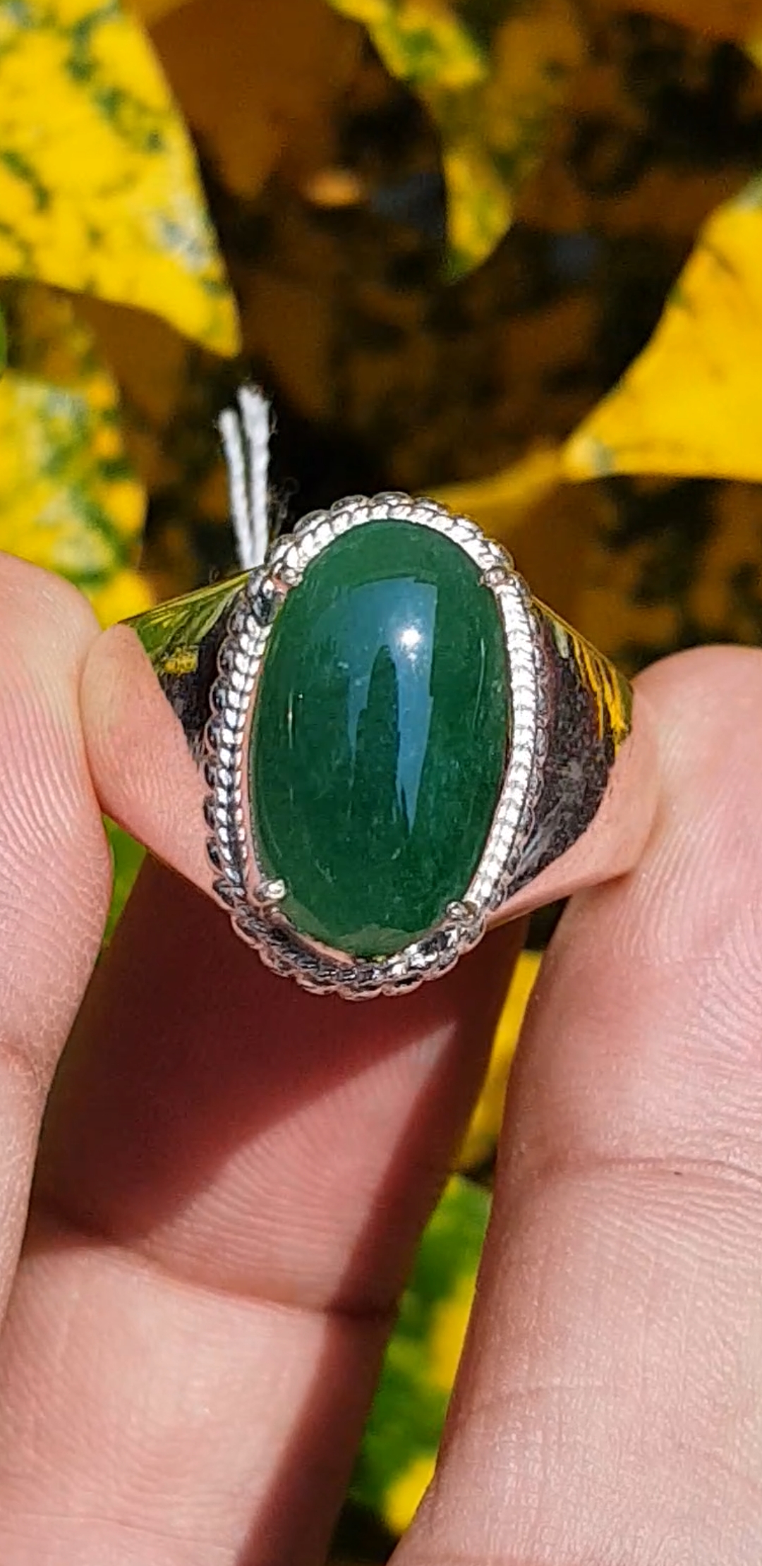 หยก พม่า แท้ Jade แหวนหยก 翡翠戒指 (Jadeite ring) 3.00 กะรัต (Cts.) ดิบ ไม่ผ่านการปรับปรุง (Type A) พม่า (Myanmar)