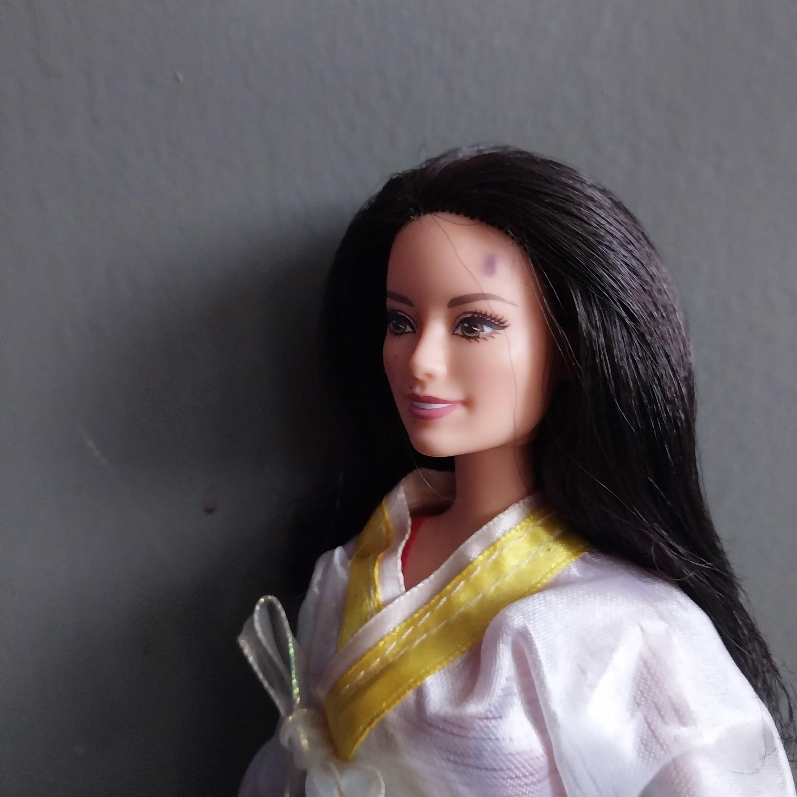 มีหลายภาพ หน้าผากมีรอยสีเปื้อน Barbie Beach Raquelle Doll จาก Mattel 2014 ตุ๊กตาบาร์บี้ แถมชุดเกาหลี