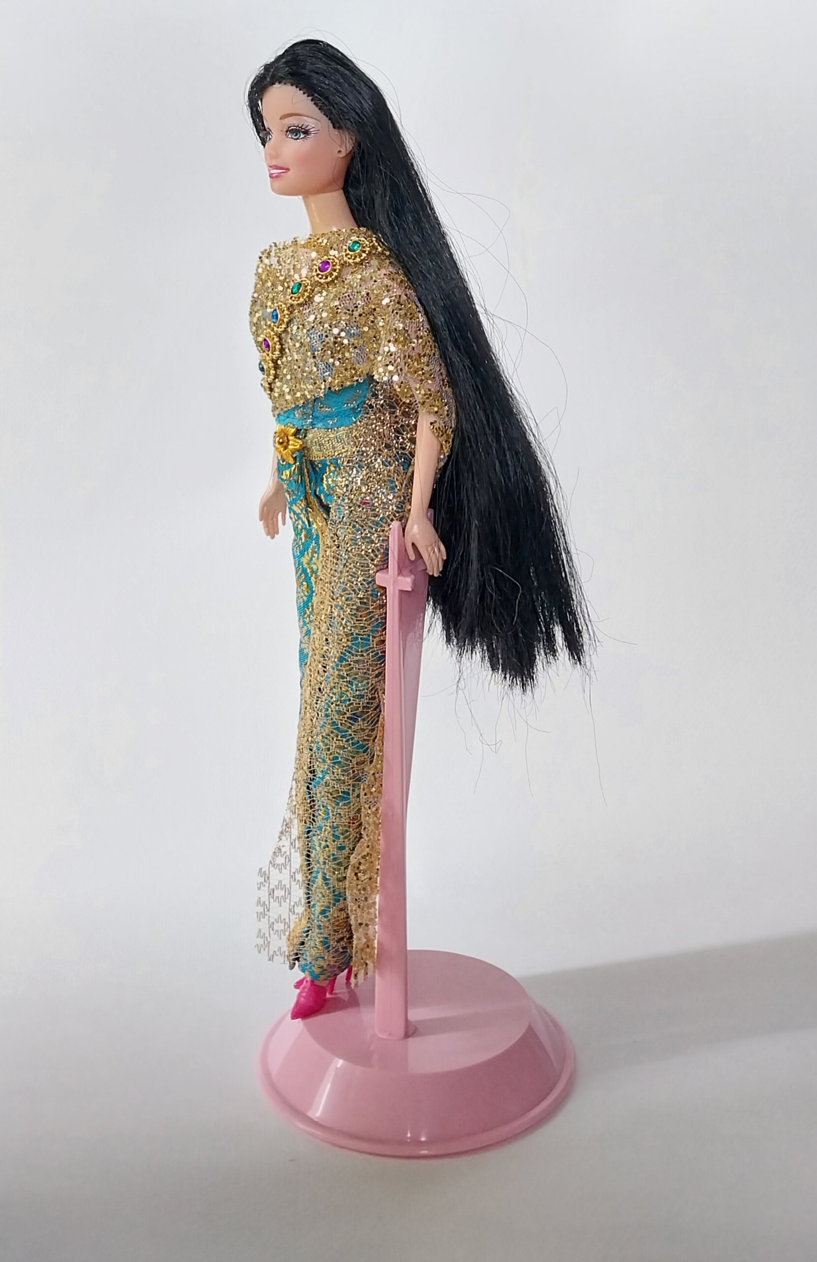 ชุดไทยผ้าจีบหน้านางสีฟ้า และผ้าสะใบสีทอง พร้อมสายสะพายงานสวย พร้อมรองเท้าส้นสูงสีชมพู ***แถม นางแบบ