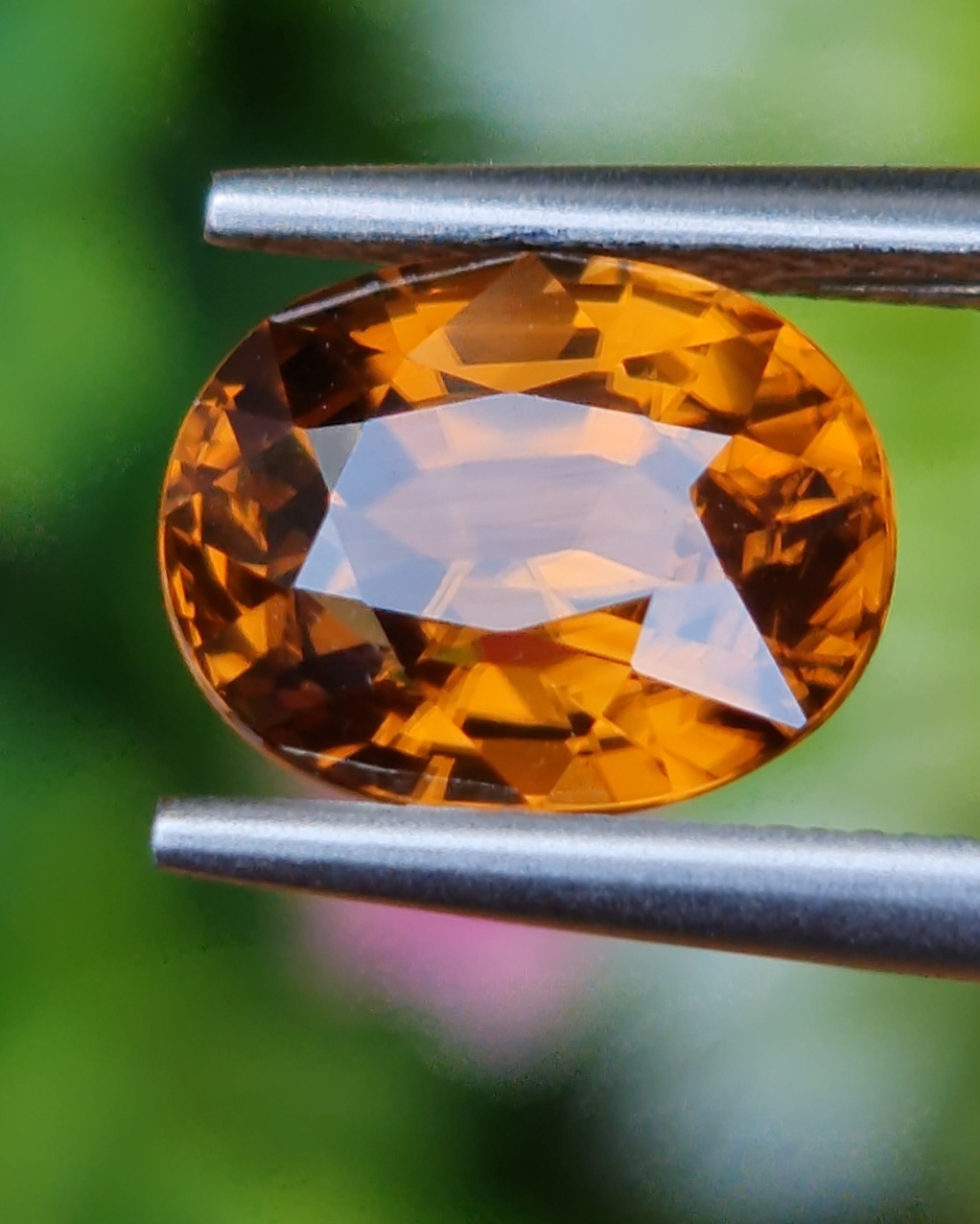 พลอย เพทาย (Zircon) 4.02 กะรัต (Cts.) ดิบ (Unheated) พลอยแท้ อัญมณีมงคลประจําวันเกิด เครื่องประดับพลอย