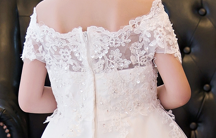 Pre-order ชุดราตรีเด็ก ชุดออกงาน ชุดกระโปรง สไตล์เจ้าหญิง แบบไหล่ปาด ผ้าลูกไม้ แต่งดอก ปล่อยชายยาว มีซิปหลัง