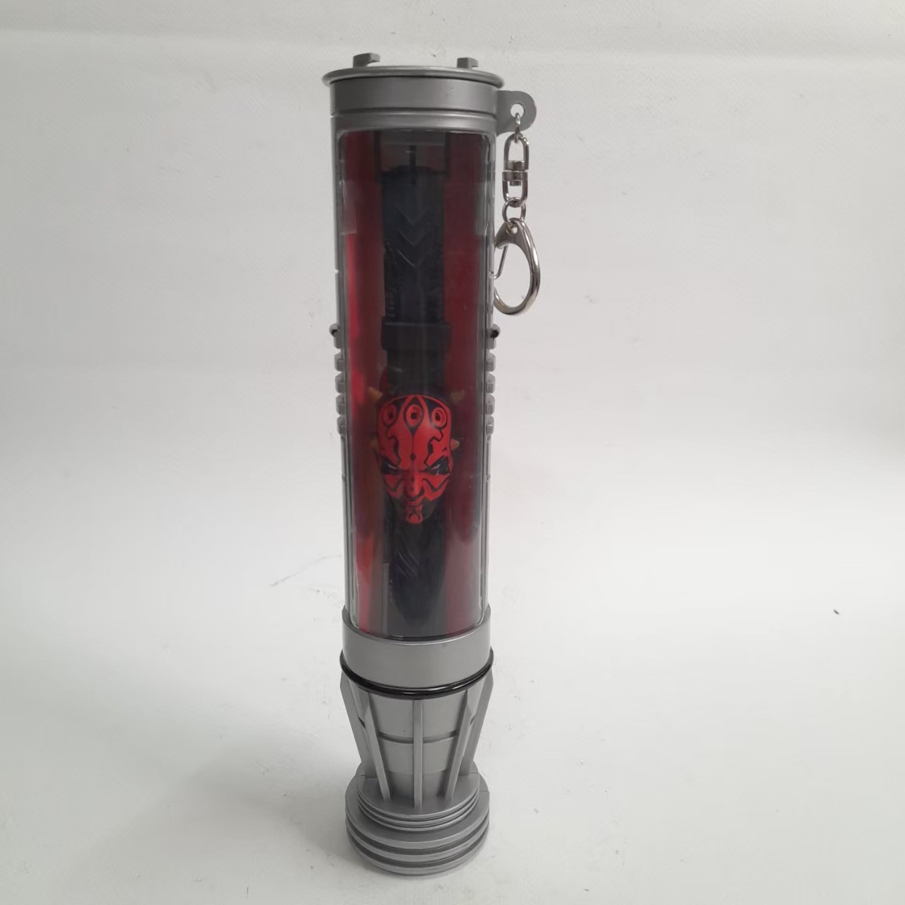 มีหลายภาพ นาฬิกา**ไม่ได้เช็คแบตเตอรี่ ตีเป็นตัวโชว์ ดาร์ธโมล จากสตาร์วอส์ ep.1 ในกล่องรูปไลท์เซเบอร์ มีภาพ มีพวงกุญห้อยที่กล่อง ของครบ มือสองงานเก่าเก็บ