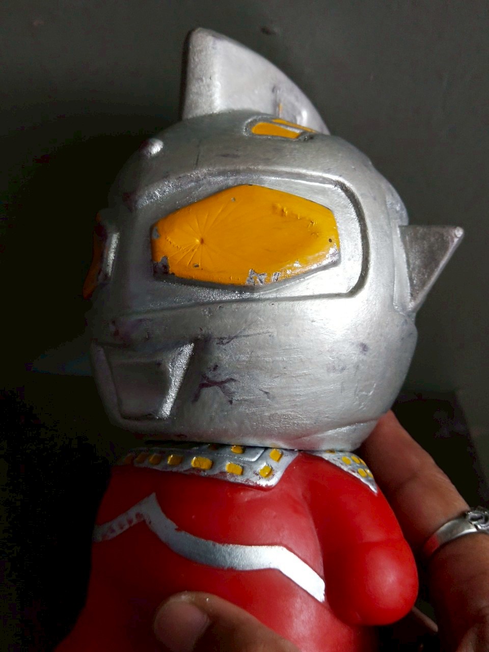 ออมสินอุลตร้าเซเว่น** ผ่านการทำสีมาบ้าง ขนาดประมาณ 6 นิ้ว ตามภาพ งานเก่าเก็บสะสม